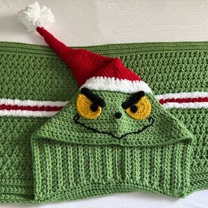 Grinch Pocket Shawl Christmas crochet MakeItWeirdByHeidi